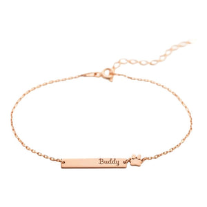 Bracelet chaîne fine en acier inoxydable doré avec plaque gravée "Buddy" et motif patte d'animal.