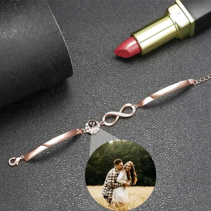Bracelet en argent 925 avec symbole infini et petit médaillon photo circulaire gravé, design délicat et élégant.