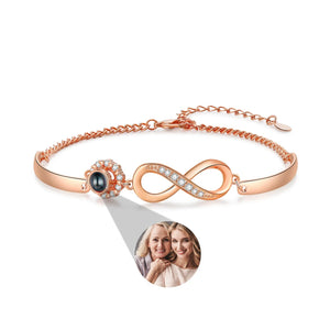 Bracelet en argent 925 rose doré avec symbole infini orné de cristaux et médaillon photo projetée rond.