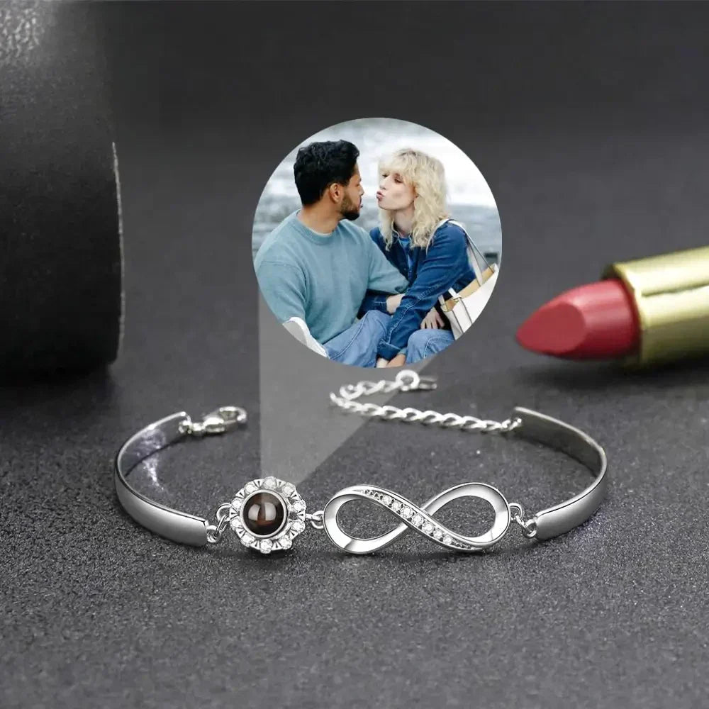 Bracelet en argent 925 avec symbole infini et médaillon photo rond à personnaliser, style moderne et élégant.