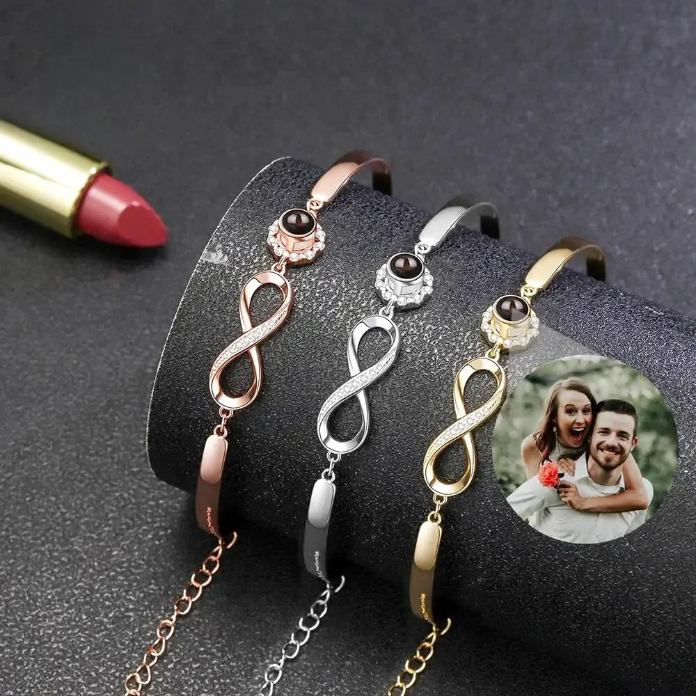 Trois bracelets infini en argent 925 finition rose, argent et or, avec petite photo projetée et chaîne ajustable.