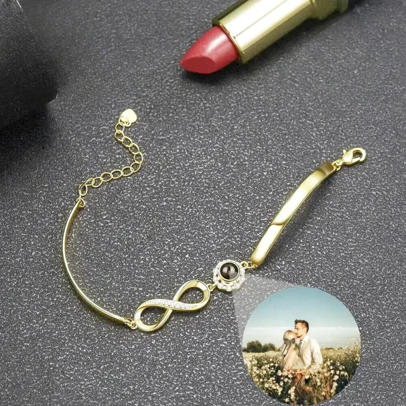 Bracelet en argent 925 avec symbole infini, chaîne fine et photo projetée ronde intégrée, style élégant et délicat.