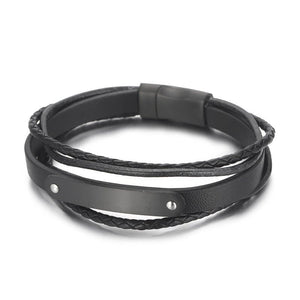 Bracelet homme noir en simili cuir tressé avec plaque en acier gravée et fermoir magnétique.