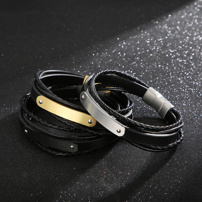 Bracelet homme noir tressé en simili cuir avec plaque gravée en acier or et argent, style moderne.