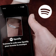 Bracelet gourmette ajustable argent avec plaque personnalisée et code Spotify à scanner.