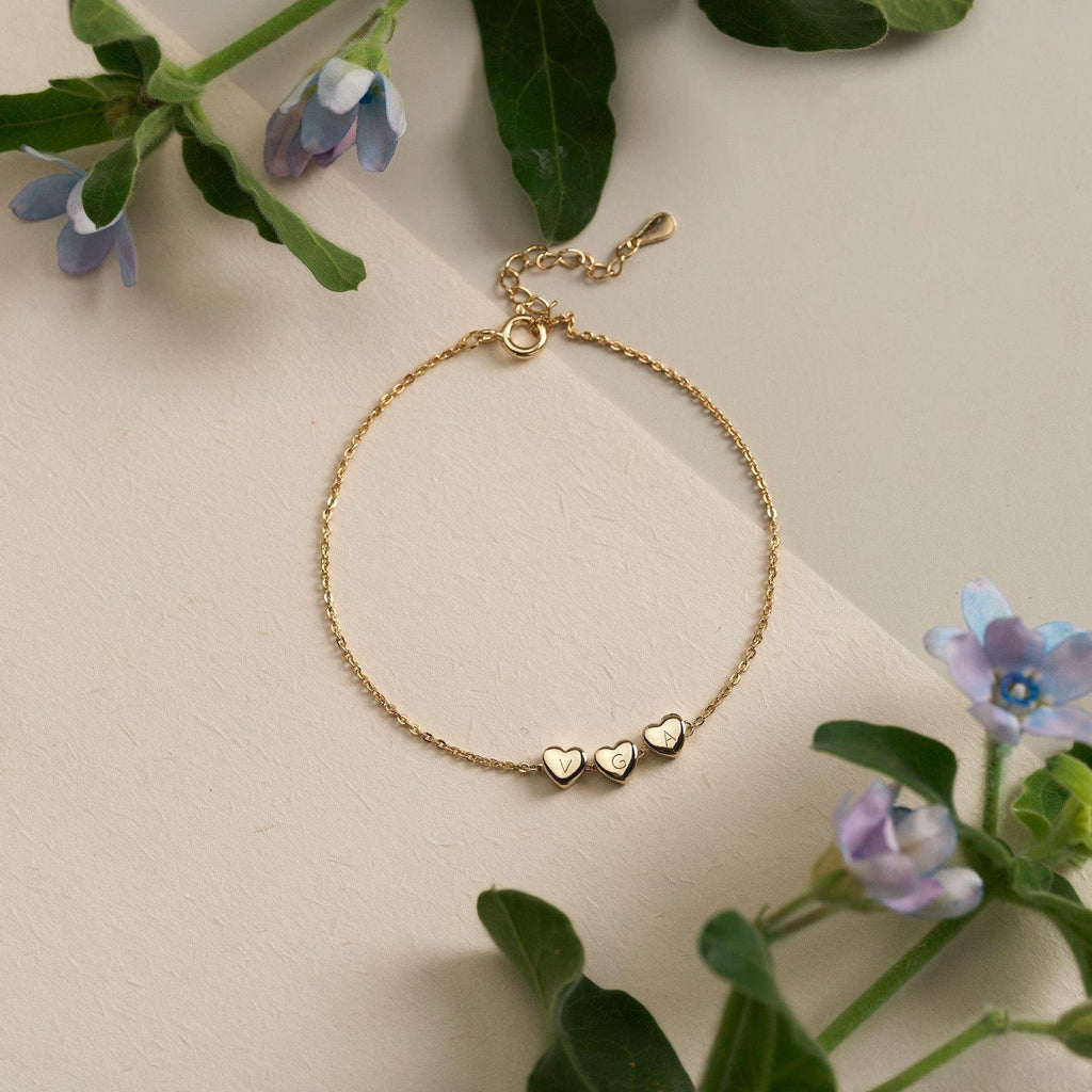 Bracelet personnalisé x3 cœurs avec lettres gravées, chaîne fine en acier inoxydable doré, bijou délicat à message intime, modèle Garence