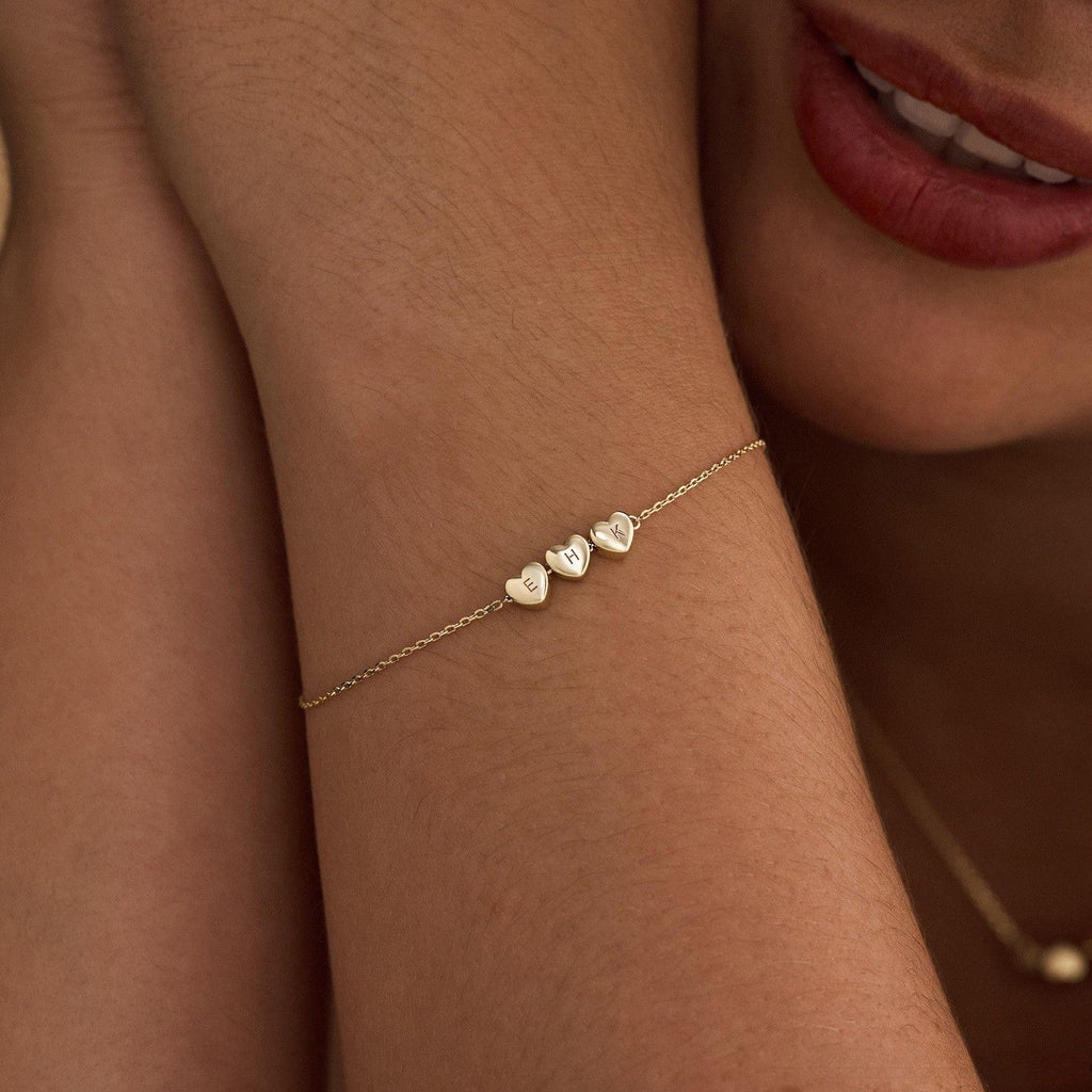 Bracelet personnalisé x3 cœurs avec lettres gravées, chaîne fine en acier inoxydable doré, bijou délicat à message intime, modèle Garence