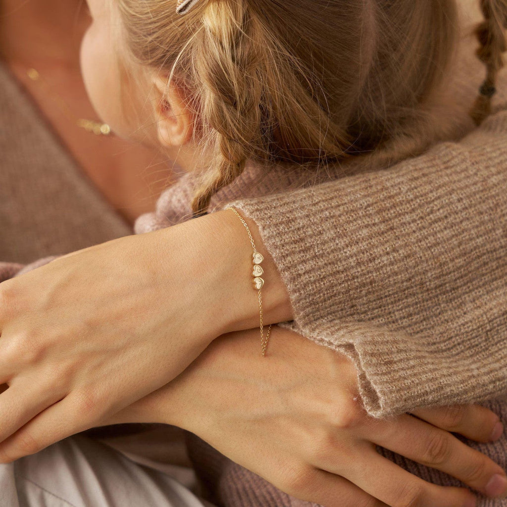 Bracelet personnalisé x3 cœurs avec lettres gravées, chaîne fine en acier inoxydable doré, bijou délicat à message intime, modèle Garence
