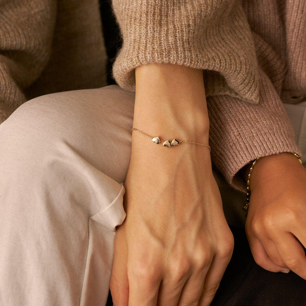 Bracelet personnalisé x3 cœurs avec lettres gravées, chaîne fine en acier inoxydable doré, bijou délicat à message intime, modèle Garence