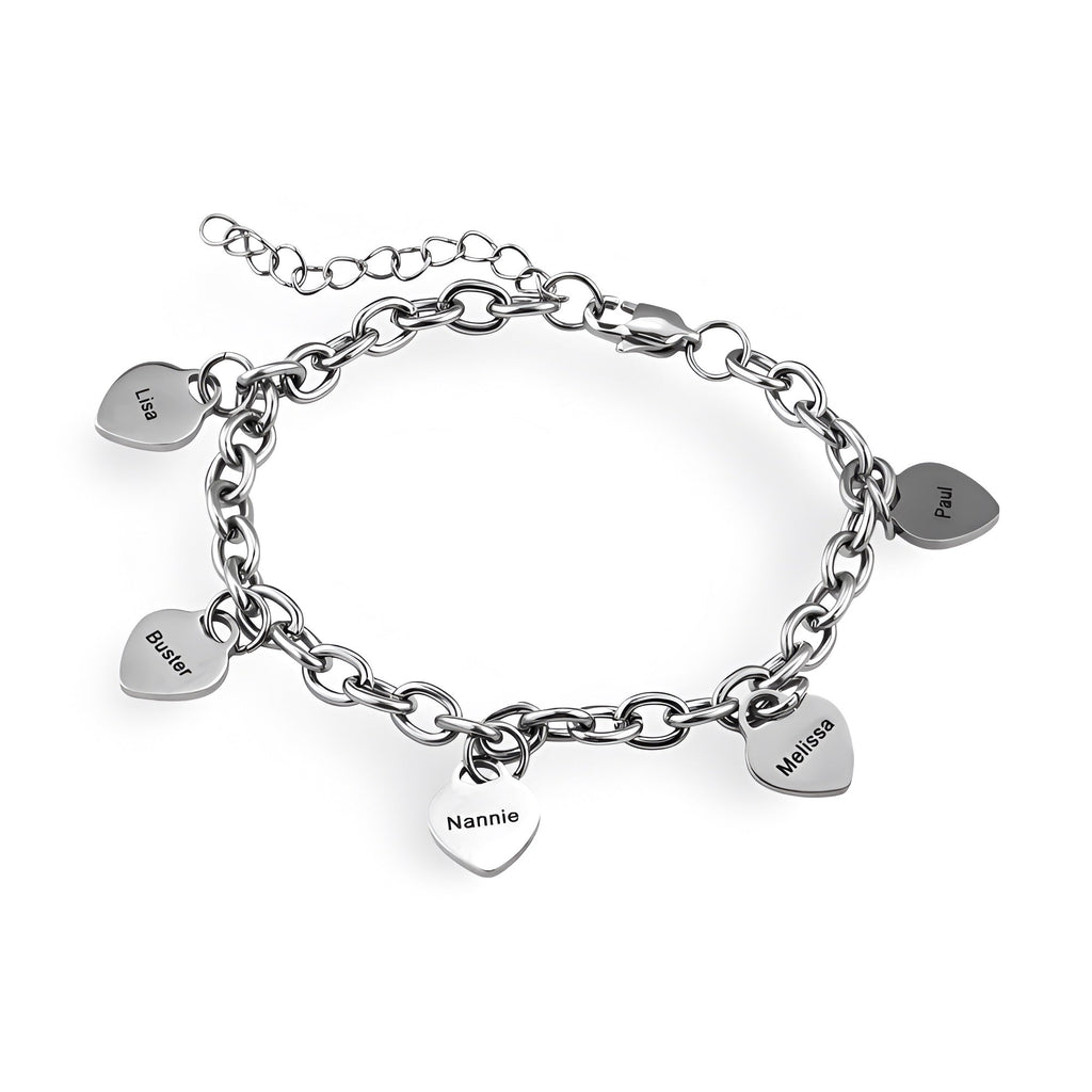 Bracelet en acier inoxydable argenté avec cinq pendentifs cœurs gravés, chaîne maillons larges.