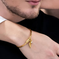 Bracelet femme en acier inoxydable doré avec deux anneaux et pendentifs élégants.
