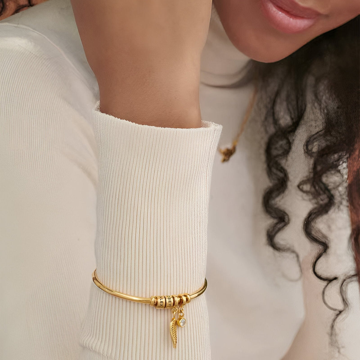 Bracelet fin doré en acier inoxydable avec deux anneaux et pendentif lettre, modèle Térima.