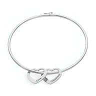 Bracelet en titane argenté avec deux pendentifs cœurs gravés "Love" et "Happiness".