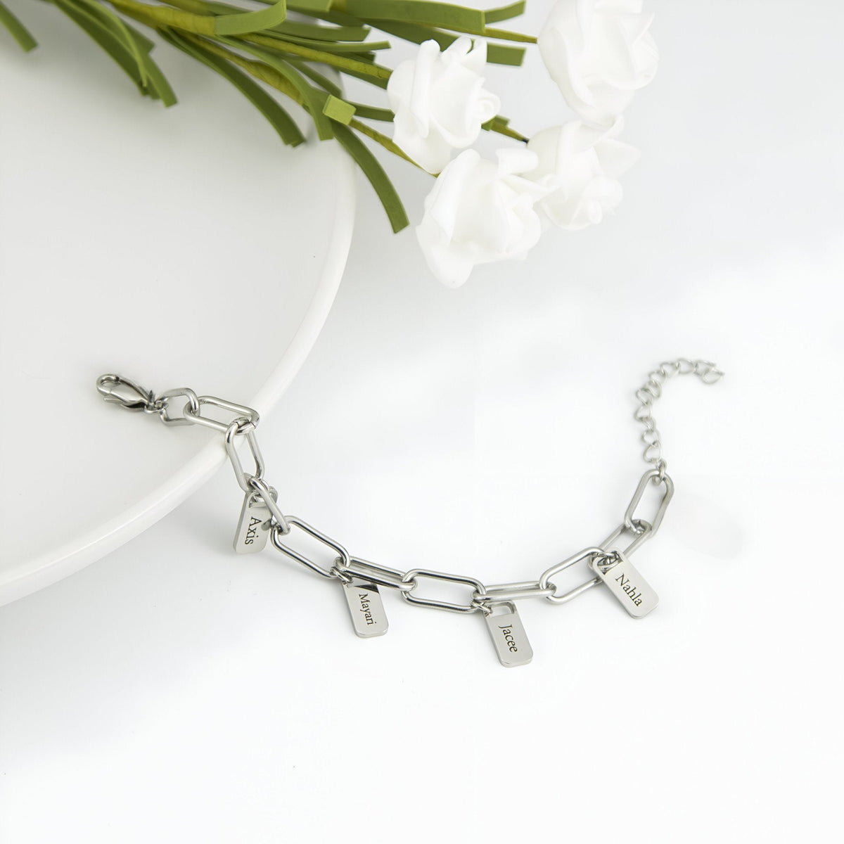 Bracelet femme en acier inoxydable argenté avec deux petites plaques rectangulaires gravées, chaîne à maillons.