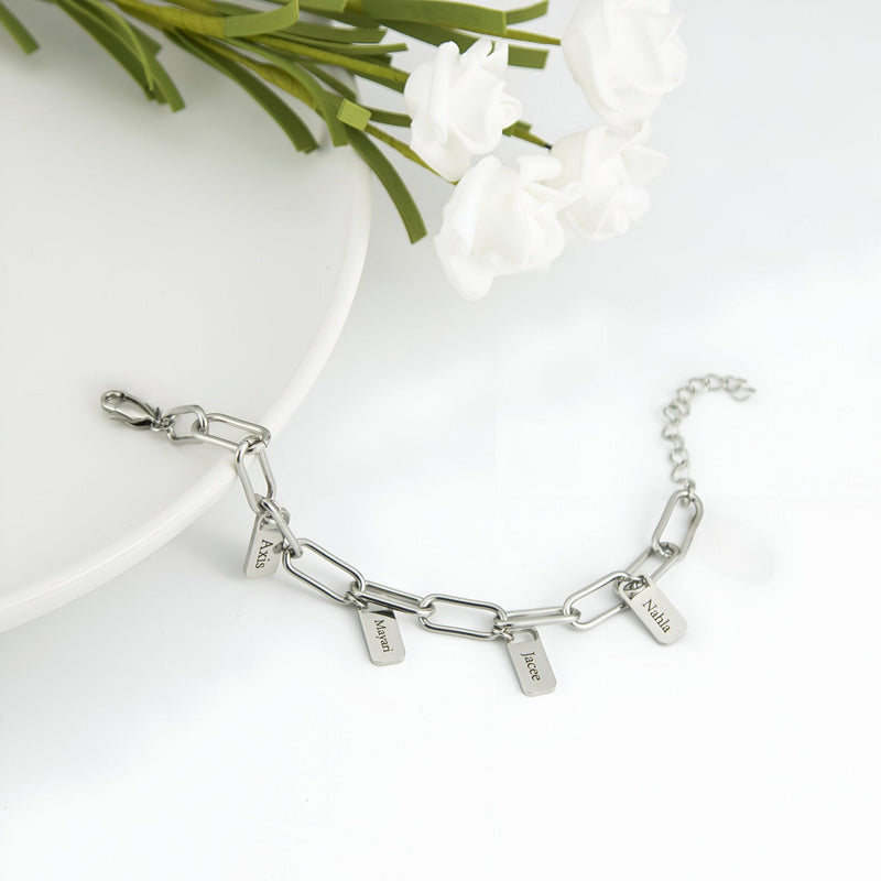 Bracelet femme en acier inoxydable argenté avec deux petites plaques rectangulaires gravées, chaîne à maillons.