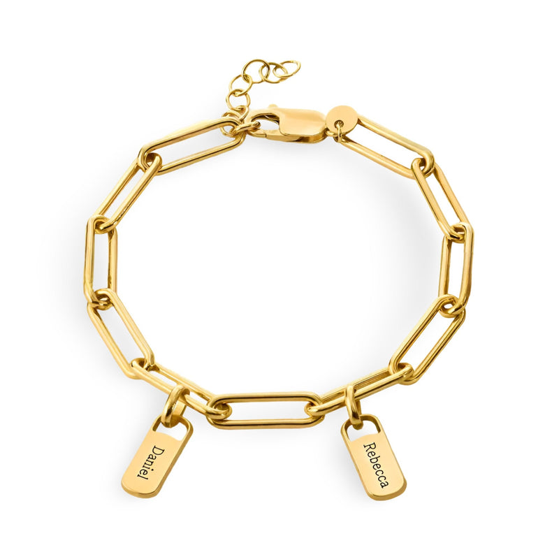 Bracelet femme en acier inoxydable finition or avec deux plaques gravées suspendues sur maillons larges rectangulaires.