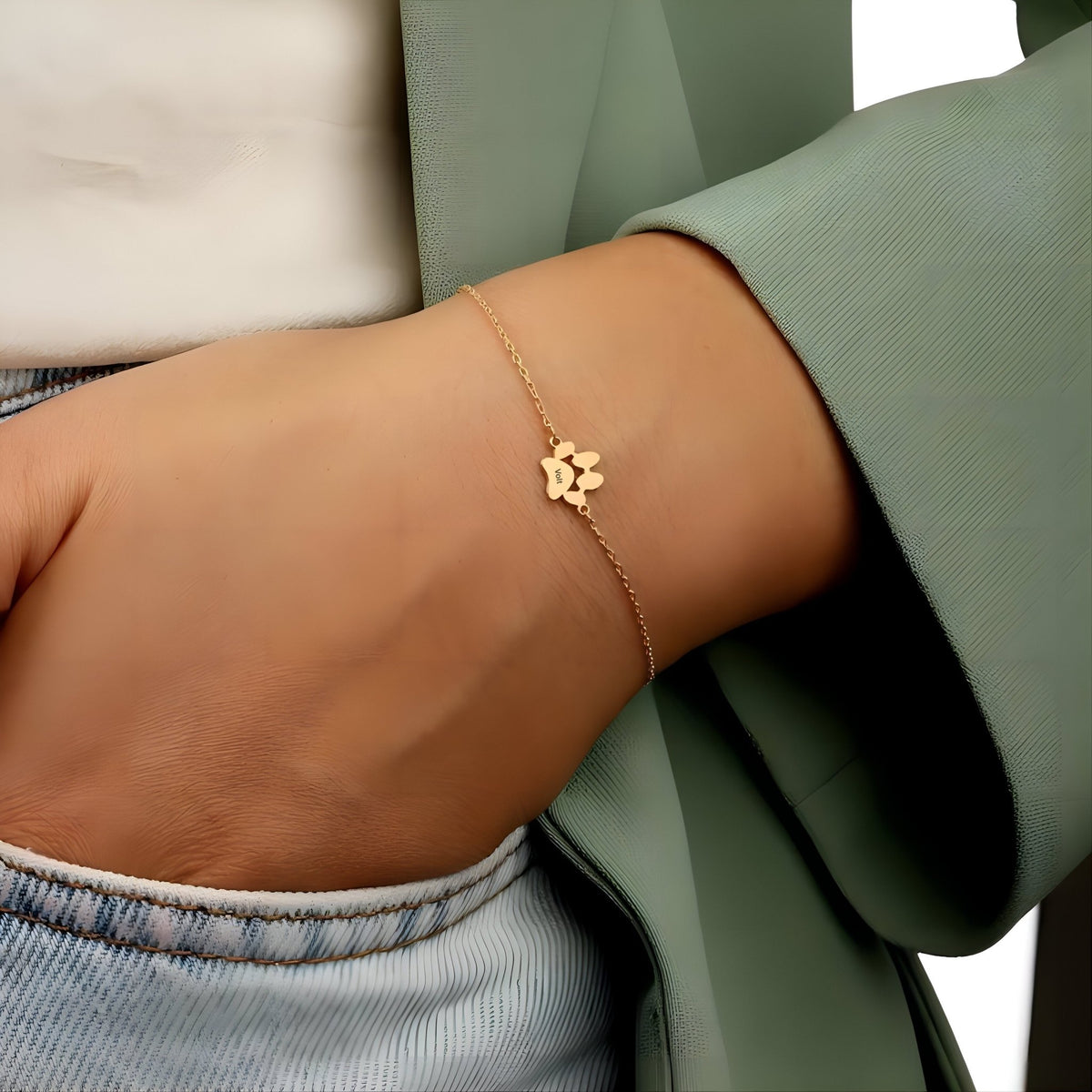 Bracelet fin en acier inoxydable doré avec pendentif patte personnalisée, style délicat et élégant.