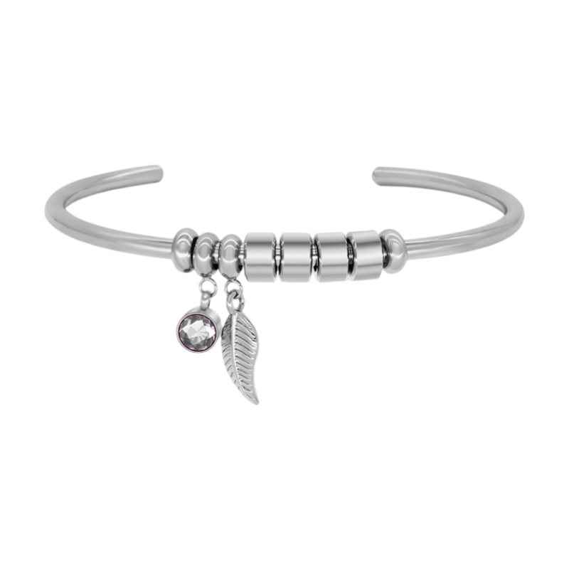 Bracelet jonc argenté en acier inoxydable avec quatre anneaux, pendentifs plume et pierre brillante.