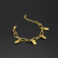 Bracelet doré en acier inoxydable avec quatre plaques personnalisables et maillons larges.