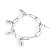 Bracelet femme argenté en acier inoxydable avec quatre plaques personnalisées et maillons ovales.