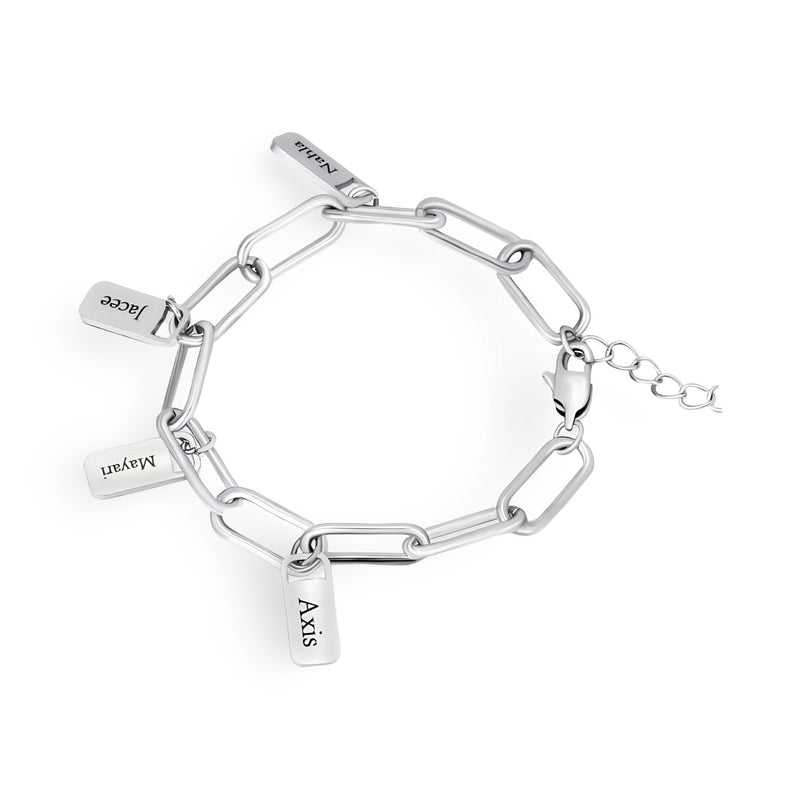 Bracelet femme argenté en acier inoxydable avec quatre plaques personnalisées et maillons ovales.