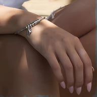Bracelet femme en acier inoxydable argenté à trois anneaux et pendentif cœur, style moderne.