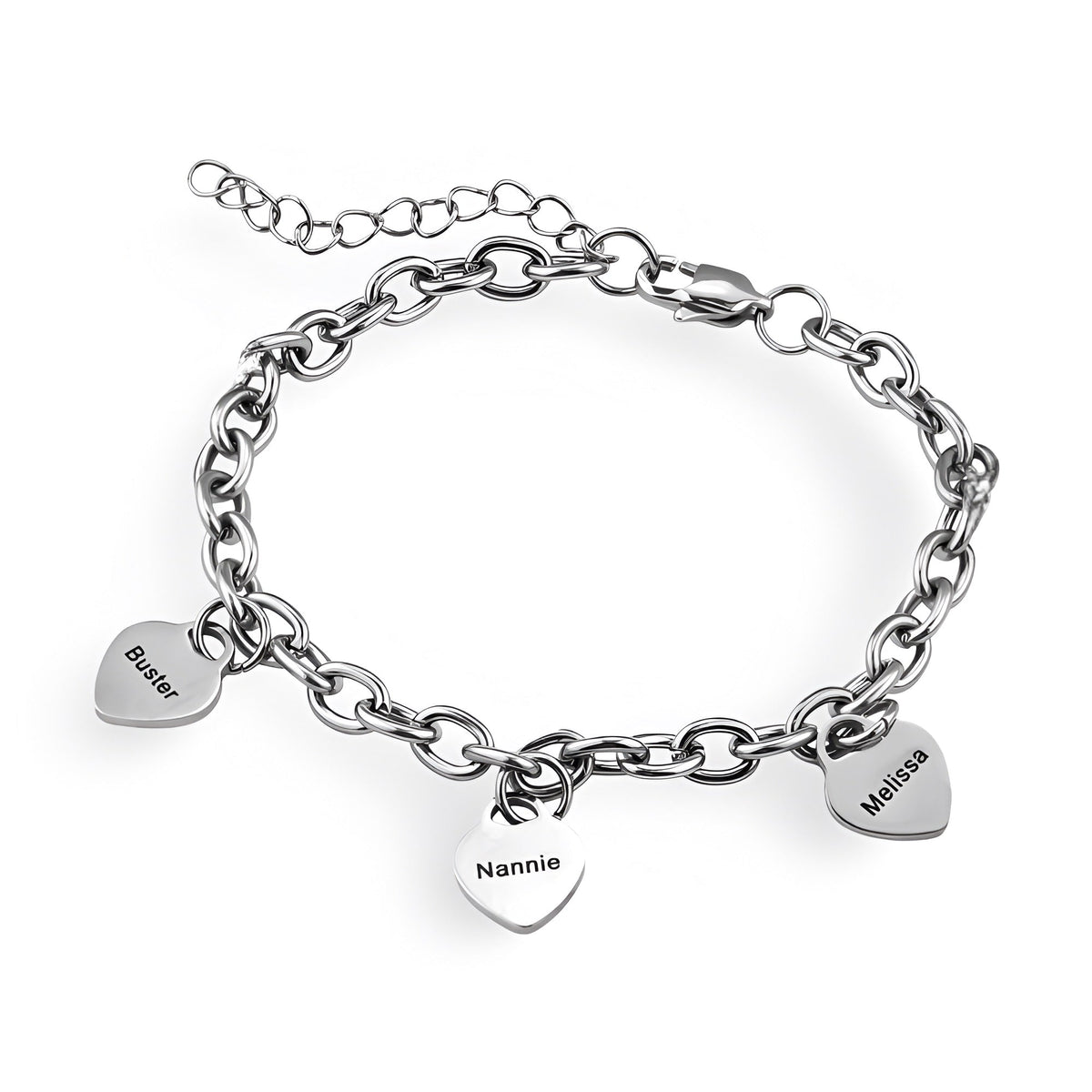 Bracelet en acier inoxydable argenté avec trois plaques cœurs personnalisées gravées de prénoms.