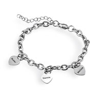 Bracelet en acier inoxydable argenté avec trois plaques cœurs personnalisées gravées de prénoms.