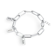 Bracelet femme en acier inoxydable argenté avec trois plaques gravées et maillons ovales.