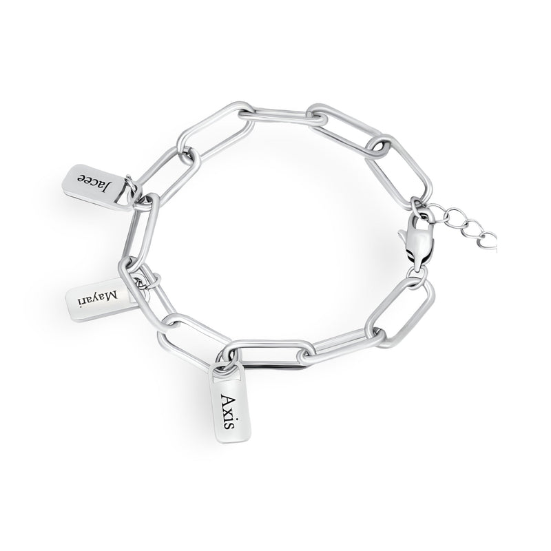 Bracelet femme en acier inoxydable argenté avec trois plaques gravées et maillons ovales.