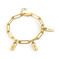 Bracelet femme en acier inoxydable doré avec trois plaques personnalisables gravées.