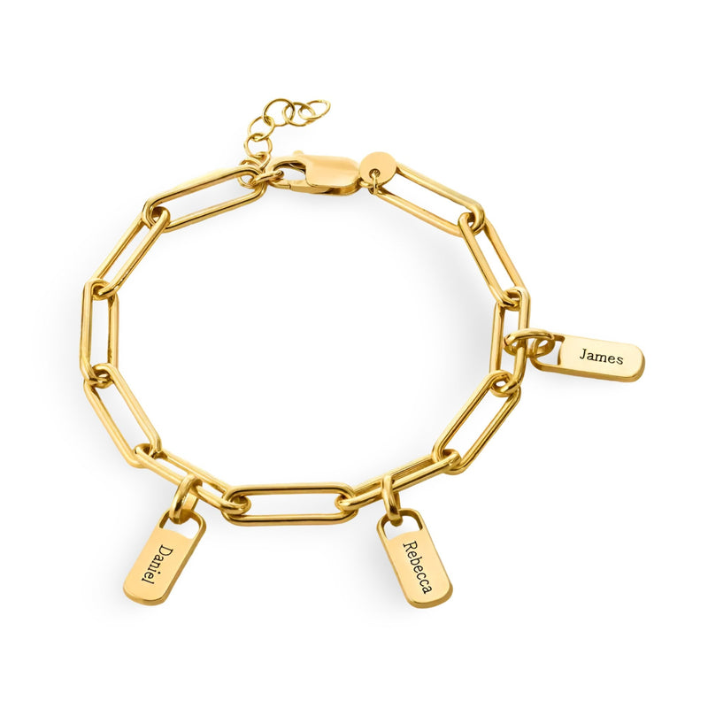 Bracelet femme en acier inoxydable doré avec trois plaques personnalisables gravées.