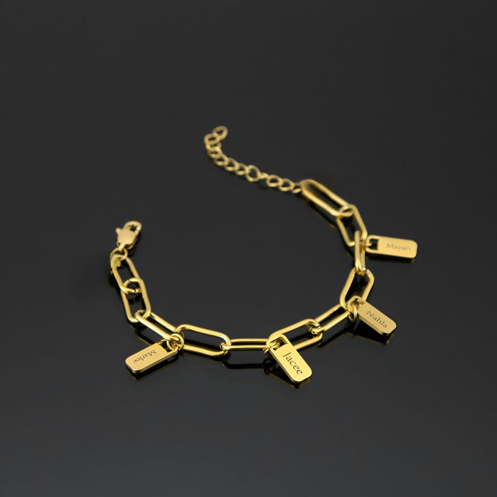 Bracelet doré en acier inoxydable avec grande chaîne et plaques personnalisables pendantes.