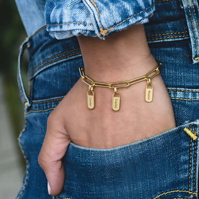 Bracelet femme en acier inoxydable doré avec trois plaques personnalisables sur chaîne à maillons larges.