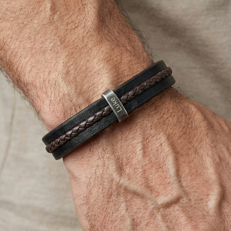Personalisierbares Armband aus schwarzem und braunem geflochtenem Leder, schlichtes Design, robuster Magnetverschluss, einteilige Platte, Modell Néko