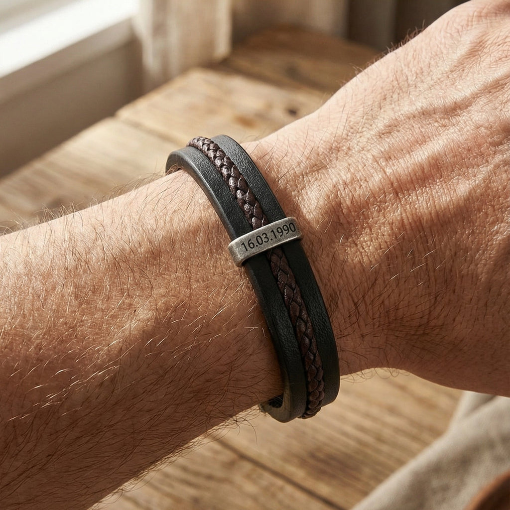 Personalisierbares Armband aus schwarzem und braunem geflochtenem Leder, schlichtes Design, robuster Magnetverschluss, einteilige Platte, Modell Néko