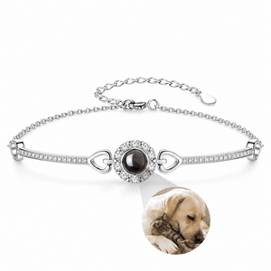 Bracelet photo personnalisable avec médaillon projection, pavé de zircons — modèle Zenaida — Argent — packshot studio photo sous lentille