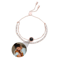 Bracelet double chaîne en argent rose avec zircon clair et pendentif photo personnalisable rond noir.
