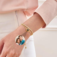 Bracelet double chaîne en argent avec perles et médaille photo personnalisée ronde en zircon doré.