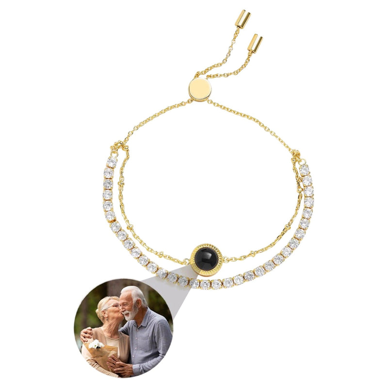 Bracelet double chaîne dorée avec zircons blancs et médaillon rond personnalisable pour photo.