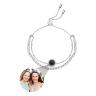 Bracelet double chaîne argent avec zircons blancs et médaillon photo noir rond personnalisable.