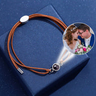 Bracelet à cordon réglable en cuir marron avec pendentif rond argenté contenant une image cachée personnalisée.