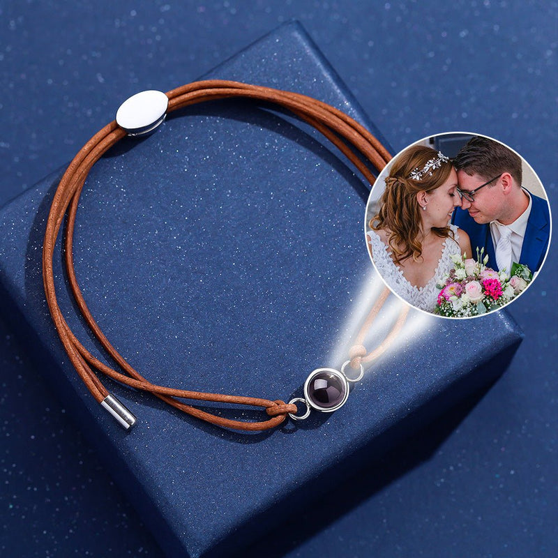 Bracelet à cordon réglable en cuir marron avec pendentif rond argenté contenant une image cachée personnalisée.