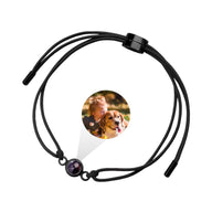 Bracelet en cuir noir à cordon réglable avec pendentif rond noir contenant une image cachée.