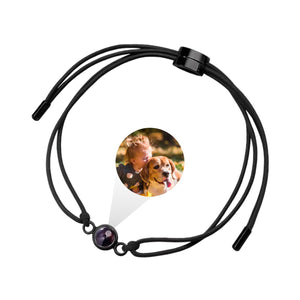 Bracelet en cuir noir à cordon réglable avec pendentif rond noir contenant une image cachée.