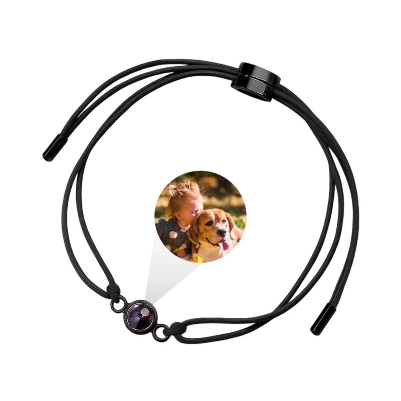 Bracelet en cuir noir à cordon réglable avec pendentif rond noir contenant une image cachée.