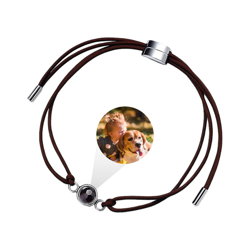 Bracelet à cordon réglable en cuir marron avec pendentif rond argenté contenant une photo cachée.