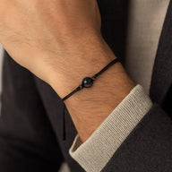 Bracelet à cordon noir réglable en cuir avec pendentif rond noir brillant et image cachée.