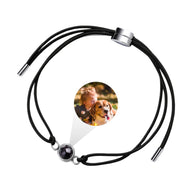 Bracelet à cordon noir réglable en cuir avec pendentif rond argenté contenant une photo cachée.