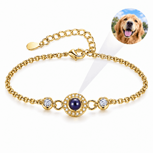 Bracelet photo personnalisé à projection, serti de zircons, chaîne fine, modèle Zania — Or — packshot studio photo-projection nette